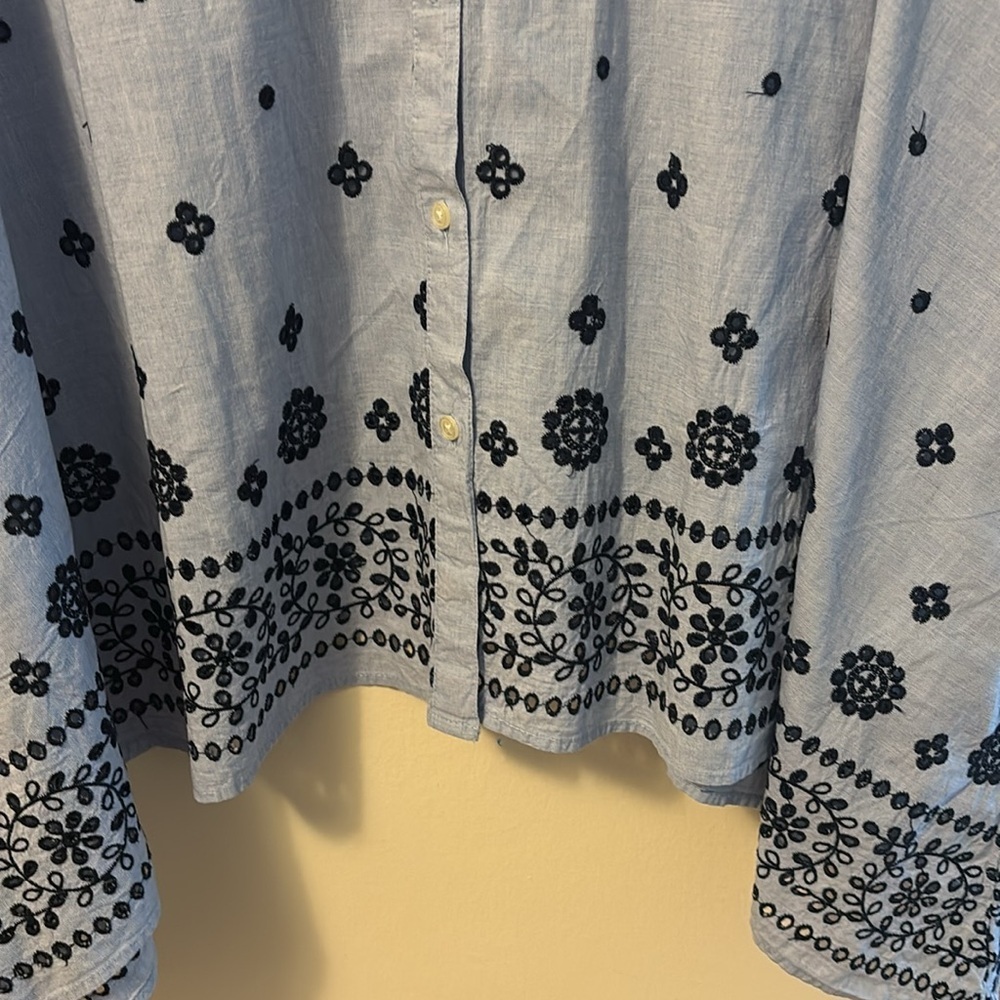 Blue shirt with dark blue floral embroidery from GAP - Picture 4 of 10